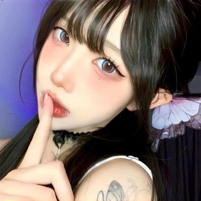 濠河边上的女人